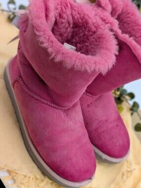 UGG Bailey Bow II Pink Sheepskin Boots Girls Youth Size 5 Cozy Coquette...